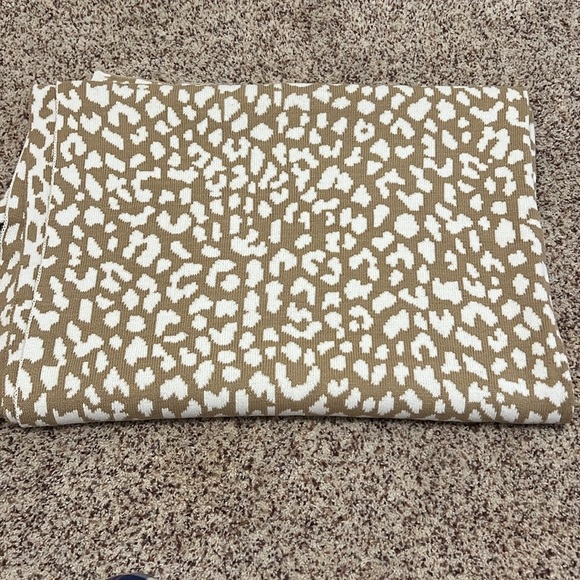 Leopard Blanket - Picture 2 of 2